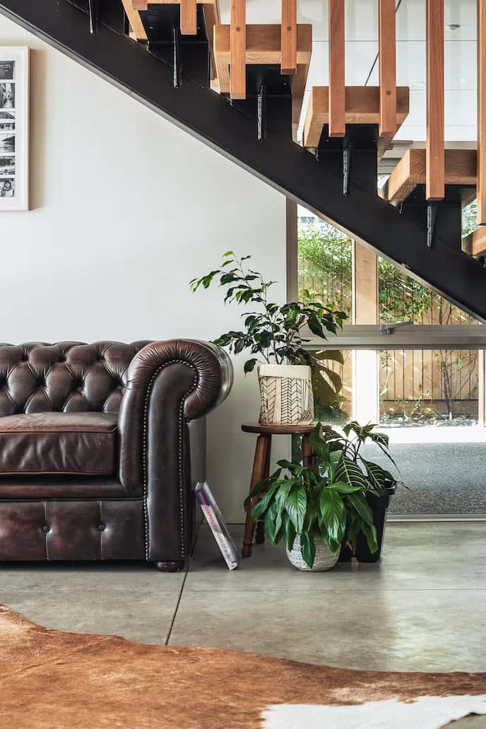 Our reupholstery services covers lounges, ottomans, cushions and more. Contact us and book your upholstery quote today in Penrith.